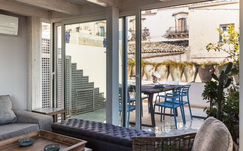 Terrazza Di Erika: Tavolo, Mobilia, Proprietà, Costruzione, Divano, Legna, Shade, Interior Design, Mobili Da Esterno, Pavimento