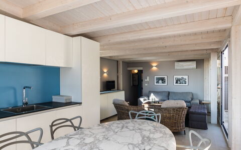 Terrazza Di Erika: Mobilia, Costruzione, Tavolo, Comfort, Sedia, Cabinetry, Legna, Pavimentazione, Pavimento