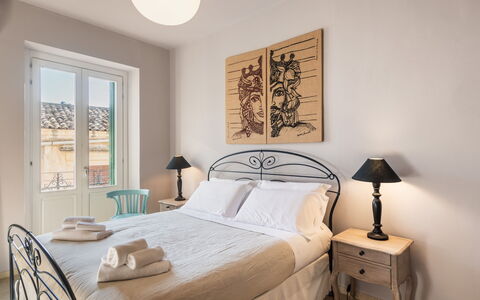 Terrazza Di Erika: Mobilia, Proprietà, Comfort, Legna, Tessile, Telaio Del Letto, Letto, Illuminazione, Architettura, Pavimentazione