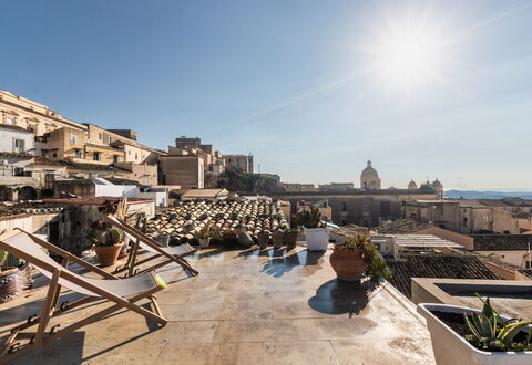 Terrazza Di Erika: Cielo, Costruzione, Urban Design, Pianta, Vaso Di Fiori, Zona Residenziale, Casa, Paesaggio, Nube, Pianta Della Casa