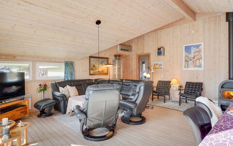 Allita - 12Km from the Sea: Mobilia, Legna, Soffitto, Interior Design, Soggiorno, Divano, Camera, Casa, Pavimento, Sedia