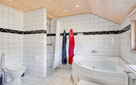 Allita - 12Km from the Sea: Idraulico Fixture, Pavimentazione, Pavimento, Interior Design, Materiale Composito, Idraulico, Bagno, Soffitto, Piastrella, Rubinetto