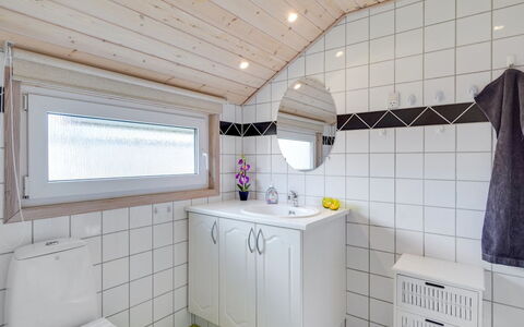 Allita - 12Km from the Sea: Idraulico Fixture, Legna, Pavimentazione, Interior Design, Soffitto, Pavimento, Rubinetto, Idraulico, Lavello, Bagno