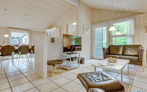 Aviaja - 12Km from the Sea: Legna, Interior Design, Soffitto, Pavimentazione, Pavimento, Casa, Mobilia, Soggiorno, Divano, Camera