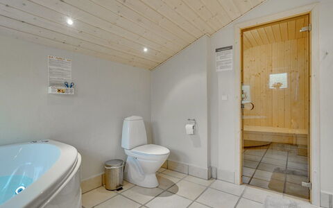 Aviaja - 12Km from the Sea: Pavimentazione, Pavimento, Idraulico Fixture, Interior Design, Soffitto, Legna, Bagno, Camera, Idraulico, Vasca Da Bagno