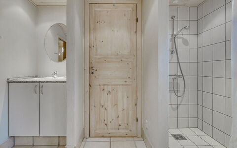 Aviaja - 12Km from the Sea: Pavimentazione, Parete, Pavimento, Legna, Soffitto, Interior Design, Idraulico Fixture, Camera, Porta, Bagno