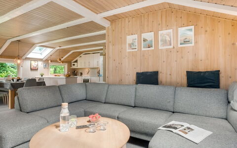 Annaline - 10Km from the Sea: Legna, Interior Design, Casa, Soggiorno, Mobilia, Pavimento, Divano, Soffitto, Latifoglie