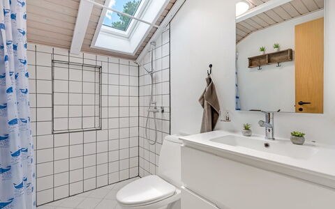 Annaline - 10Km from the Sea: Idraulico Fixture, Bagno, Pavimentazione, Pavimento, Interior Design, Soffitto, Lavello, Idraulico, Rubinetto, Piastrella