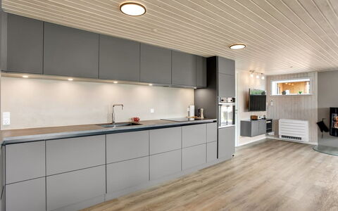 Dirtje - 200M from the Sea: Pavimentazione, Cucina, Interior Design, Legna, Soffitto, Cabinetry, Pavimento, Elettrodomestico Da Cucina, Mobilia, Controsoffitto
