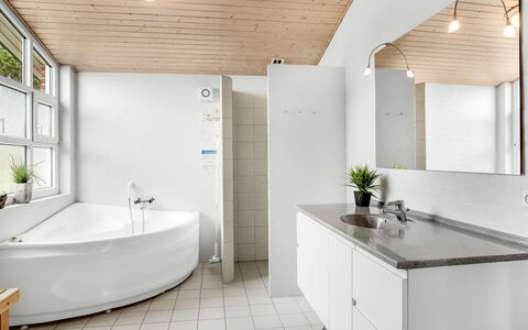 Dirtje - 200M from the Sea: Interior Design, Pavimentazione, Idraulico Fixture, Pavimento, Lavello, Soffitto, Rubinetto, Lampada, Bagno, Idraulico