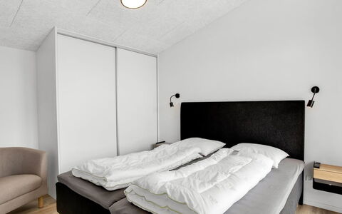 Dirtje - 200M from the Sea: Interior Design, Soffitto, Camera Da Letto, Letto, Pavimentazione, Pavimento, Bedding, Telaio Del Letto, Lenzuolo, Camera