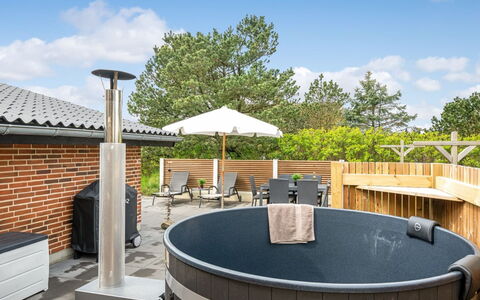 Dirtje - 200M from the Sea: Materiale Composito, Mobili Da Esterno, Idraulico Fixture, Piscina, Shade, Vasca Idromassaggio, Deck, Vasca Da Bagno, Color Legno