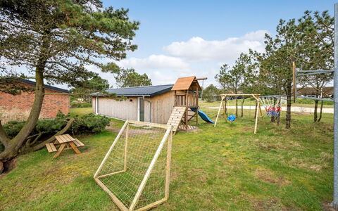 Dirtje - 200M from the Sea: Lotto, Backyard, Campo Da Giuoco, Prato, Giardino, Villetta, Attrezzatura Giochi All'Aperto, Edifici Giardino, Capannone, Cortile