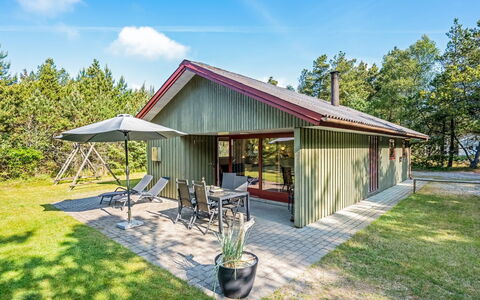 Yngvy - 1.3Km from the Sea: Mobilia, Interior Design, Pavimentazione, Pavimento, Soffitto, Camera, Sedia, Tavolo, Appartamento, Cucina & Sala Da Pranzo Tavolo