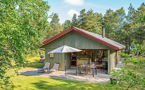 Yngvy - 1.3Km from the Sea: Mobilia, Interior Design, Pavimentazione, Pavimento, Soffitto, Camera, Sedia, Tavolo, Appartamento, Cucina & Sala Da Pranzo Tavolo
