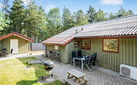 Yngvy - 1.3Km from the Sea: Mobilia, Interior Design, Pavimentazione, Pavimento, Soffitto, Camera, Sedia, Tavolo, Appartamento, Cucina & Sala Da Pranzo Tavolo