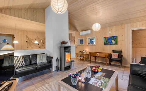 Mart - 1.6Km from the Sea: Interior Design, Legna, Mobilia, Soffitto, Casa, Soggiorno, Camera, Illuminazione, Lampada, Casa