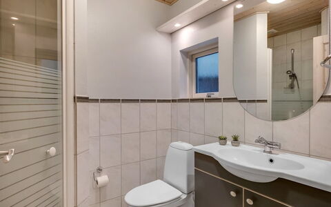Mart - 1.6Km from the Sea: Bagno, Lavandino Del Bagno, Idraulico Fixture, Lavello, Interior Design, Pavimentazione, Parete, Gabinetto, Pavimento, Mobiletto Del Bagno