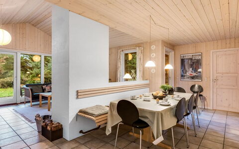 Mart - 1.6Km from the Sea: Interior Design, Mobilia, Pavimentazione, Legna, Soffitto, Pavimento, Lampada, Camera, Casa, Soggiorno