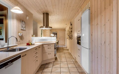 Mart - 1.6Km from the Sea: Cucina, Interior Design, Pavimentazione, Controsoffitto, Legna, Pavimento, Soffitto, Cabinetry, Mobilia, Lampada
