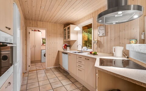 Mart - 1.6Km from the Sea: Cucina, Controsoffitto, Interior Design, Pavimentazione, Mobilia, Legna, Cabinetry, Elettrodomestico Da Cucina, Pavimento, Soffitto