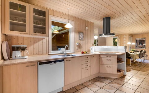 Mart - 1.6Km from the Sea: Cucina, Interior Design, Legna, Controsoffitto, Pavimentazione, Soffitto, Mobilia, Cabinetry, Pavimento, Lampada