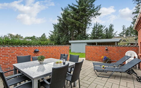 Pernilla - 2Km from the Sea: Mobilia, Mobili Da Esterno, Arbusto, Sedia, Tavolo Esterno, Giardino, Brick, Landscaping, Terrazza, Backyard