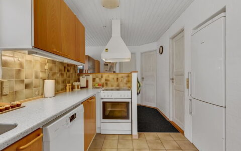 Pernilla - 2Km from the Sea: Pavimentazione, Interior Design, Apparecchio Major, Cucina, Legna, Pavimento, Controsoffitto, Elettrodomestico Da Cucina, Soffitto, Cabinetry