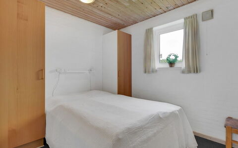 Pernilla - 2Km from the Sea: Parete, Legna, Pavimentazione, Soffitto, Pavimento, Camera Da Letto, Interior Design, Letto, Lenzuolo, Camera