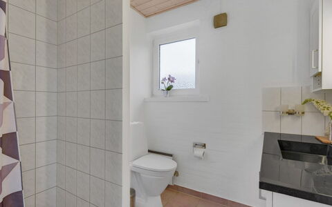 Pernilla - 2Km from the Sea: Pavimentazione, Pavimento, Parete, Idraulico Fixture, Legna, Toilet Seat, Interior Design, Gabinetto, Bagno, Soffitto