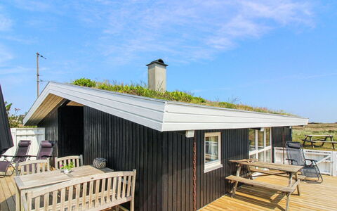 Scarlett - 300M from the Sea: Legna, Tetto, Casa, Casa, Villetta, Latifoglie, Plank, Deck, Shade, Balcone