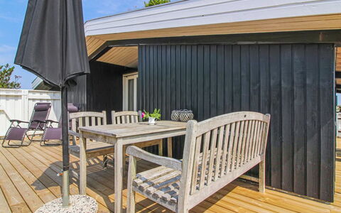 Scarlett - 300M from the Sea: Legna, Pavimento In Legno, Latifoglie, Pavimentazione, Plank, Color Legno, Pavimento, Deck, Shade, Portico
