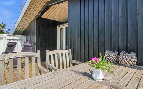 Scarlett - 300M from the Sea: Legna, Pavimento, Latifoglie, Plank, Pavimento In Legno, Shade, Color Legno, Sedia, Deck, Portico