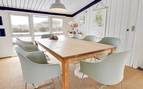 Scarlett - 300M from the Sea: Mobilia, Interior Design, Pavimentazione, Legna, Sala Da Pranzo, Tavolo, Pavimento, Soffitto, Cucina & Sala Da Pranzo Tavolo, Sedia