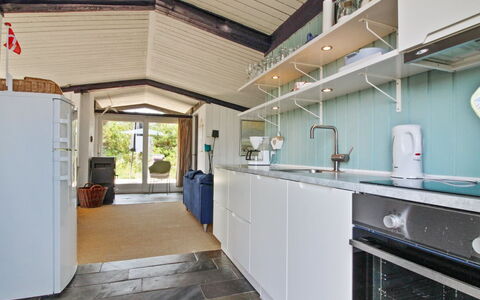 Scarlett - 300M from the Sea: Legna, Pavimentazione, Soffitto, Interior Design, Pavimento, Controsoffitto, Cucina, Apparecchio Major, Mobilia, Cabinetry