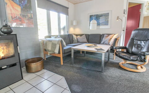 Augustine - 1.6Km from the Sea: Mobilia, Legna, Pavimentazione, Pavimento, Interior Design, Soggiorno, Divano, Camera, Casa, Sedia