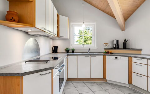 Femmy - 600M from the Sea: Cucina, Interior Design, Legna, Pavimentazione, Controsoffitto, Casa, Elettrodomestico Da Cucina, Soffitto, Mobilia, Cabinetry