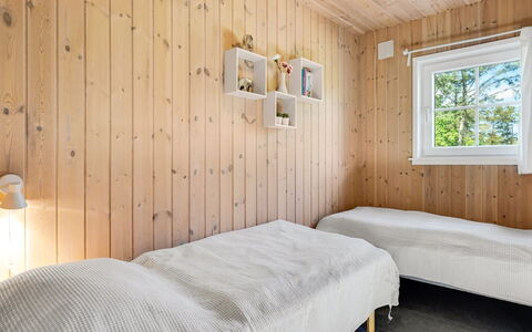 Femmy - 600M from the Sea: Parete, Legna, Pavimentazione, Camera Da Letto, Pavimento, Interior Design, Soffitto, Pavimento In Legno, Letto, Camera