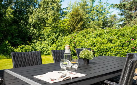 Femmy - 600M from the Sea: Mobilia, Mobili Da Esterno, Tavolo, Tavolo Esterno, Sedia, Cucina & Sala Da Pranzo Tavolo, Shade, Terrazza, Giardino, Latifoglie