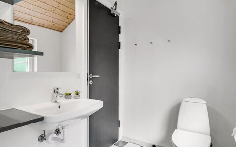 Femmy - 600M from the Sea: Idraulico Fixture, Parete, Pavimentazione, Bagno, Pavimento, Interior Design, Gabinetto, Lavello, Toilet Seat, Rubinetto