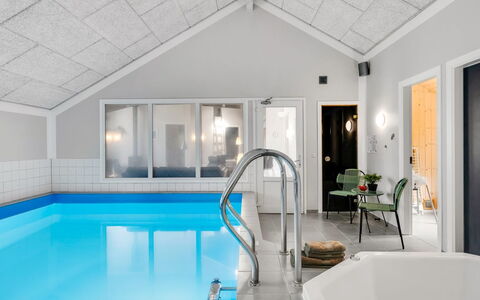 Femmy - 600M from the Sea: Hotel, Tenda, Lampada, Ricorrere, Piscina, Pianta Della Casa, Attico, Lampada, Boutique Hotel