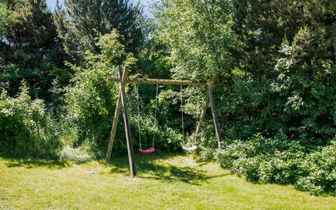 Femmy - 600M from the Sea: Arbusto, Giardino, Prato, Shade, Backyard, Landscaping, Cortile, Parco, Woodland