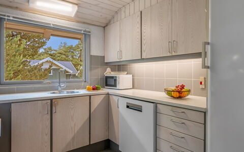 Tala - 4Km from the Sea: Cucina, Controsoffitto, Elettrodomestico Da Cucina, Apparecchio Major, Cabinetry, Legna, Interior Design, Pavimentazione, Soffitto, Lavandino Della Cucina