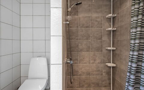 Tala - 4Km from the Sea: Toilet Seat, Bagno, Gabinetto, Idraulico Fixture, Pavimentazione, Parete, Pavimento, Interior Design, Soffione Doccia, Doccia