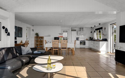 Svenn - 400M from the Sea: Pavimentazione, Mobilia, Interior Design, Pavimento, Soffitto, Divano, Legna, Soggiorno, Camera, Casa
