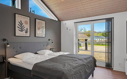 Svenn - 400M from the Sea: Letto, Camera Da Letto, Interior Design, Telaio Del Letto, Bedding, Soffitto, Lenzuolo, Cuscino, Lancia Cuscino, Biancheria