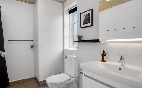 Svenn - 400M from the Sea: Idraulico Fixture, Toilet Seat, Lavandino Del Bagno, Bagno, Lavello, Gabinetto, Pavimentazione, Interior Design, Pavimento, Rubinetto