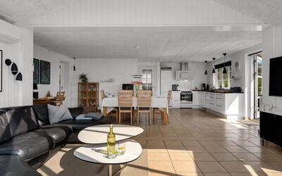 Svenn - 400M from the Sea