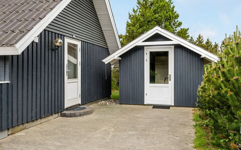 Emmi - 2.5Km from the Sea: Tetto, Casa, Casa, Villetta, Porta, Raccordo, Deck, Portico, Plank, Latifoglie