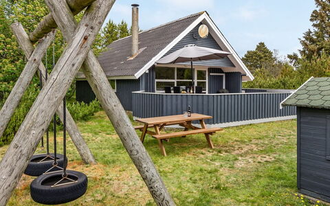 Emmi - 2.5Km from the Sea: Tetto, Casa, Casa, Villetta, Porta, Raccordo, Deck, Portico, Plank, Latifoglie